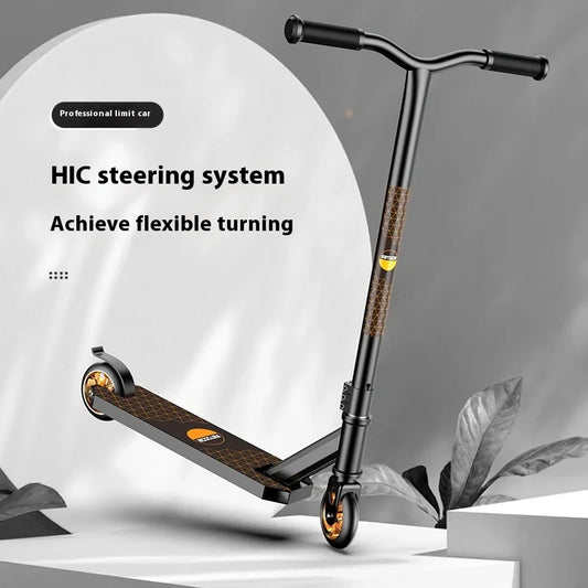 Adolescente profissional de scooter de manobras adulto elegante mostrando extremo carro de duas rodas scooter passeio de scooter