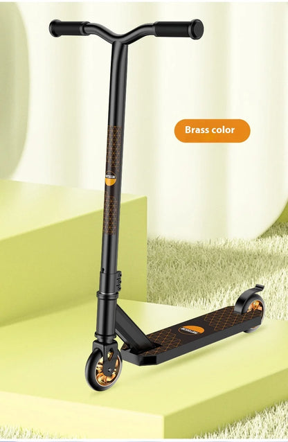 Adolescente profissional de scooter de manobras adulto elegante mostrando extremo carro de duas rodas scooter passeio de scooter