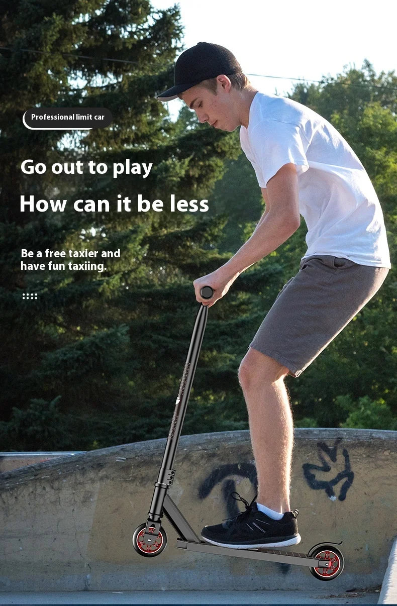 Adolescente profissional de scooter de manobras adulto elegante mostrando extremo carro de duas rodas scooter passeio de scooter