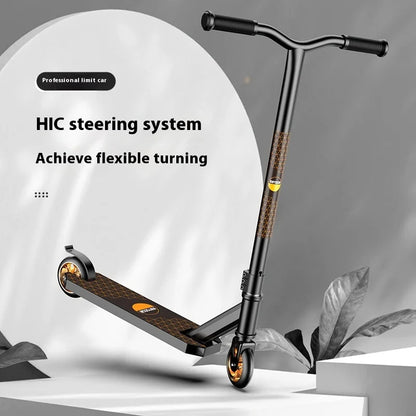 Adolescente profissional de scooter de manobras adulto elegante mostrando extremo carro de duas rodas scooter passeio de scooter