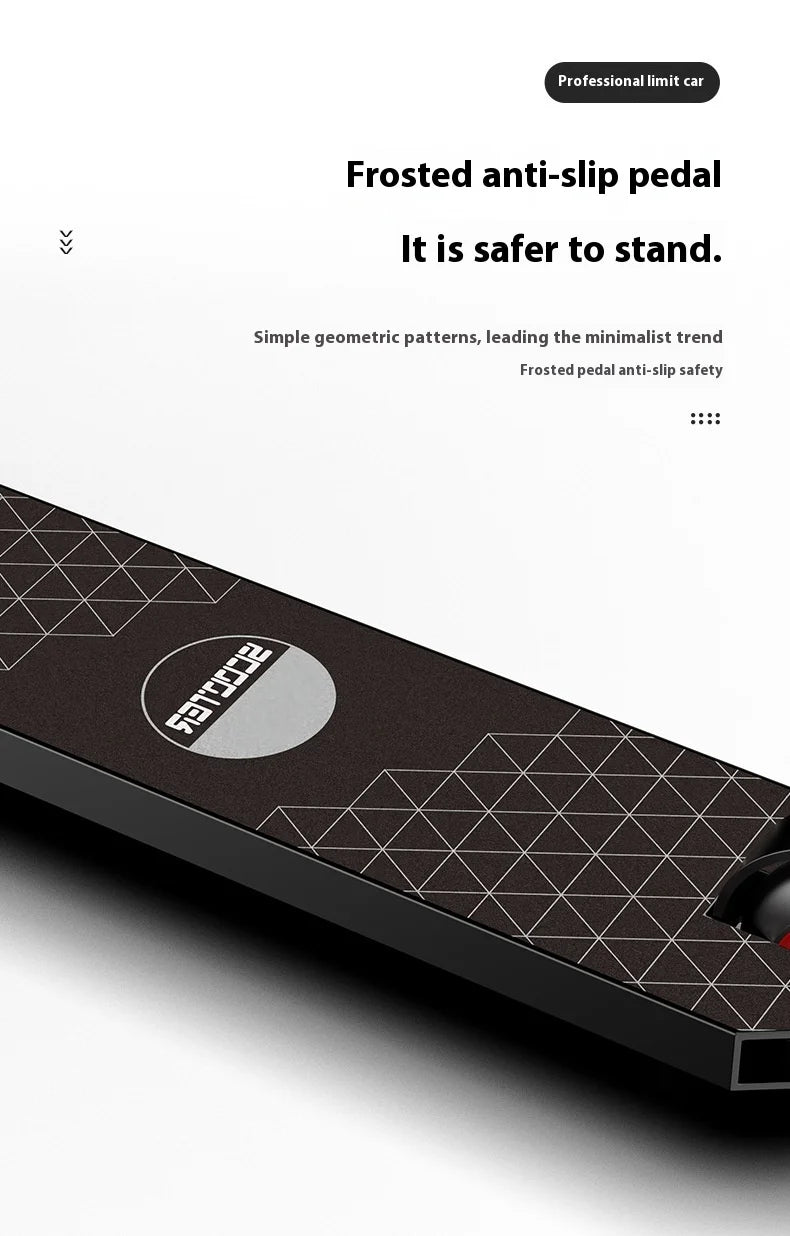 Adolescente profissional de scooter de manobras adulto elegante mostrando extremo carro de duas rodas scooter passeio de scooter