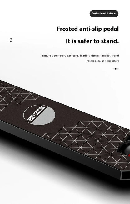 Adolescente profissional de scooter de manobras adulto elegante mostrando extremo carro de duas rodas scooter passeio de scooter