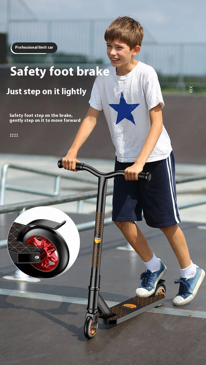 Adolescente profissional de scooter de manobras adulto elegante mostrando extremo carro de duas rodas scooter passeio de scooter