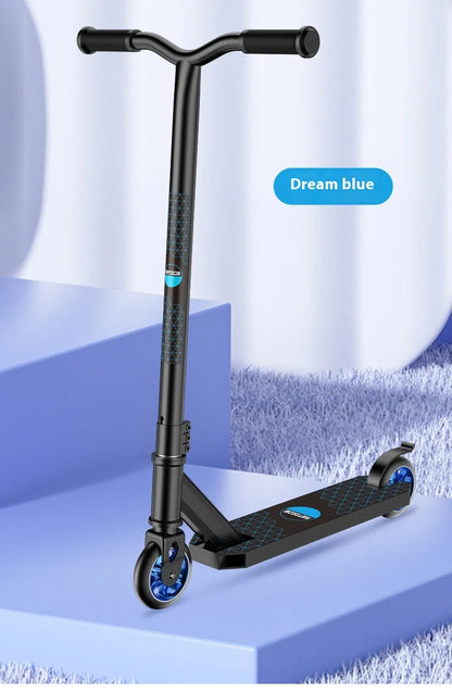 Adolescente profissional de scooter de manobras adulto elegante mostrando extremo carro de duas rodas scooter passeio de scooter